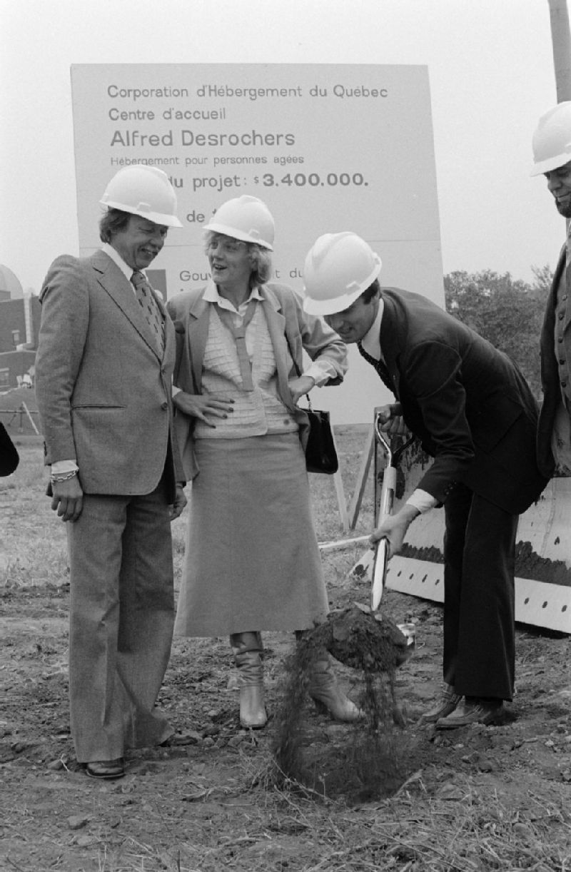 Institut Universitaire De Gériatrie De Montréal Pavillon Alfred desrochers Première pelletée de terre du Centre Alfred-Desrochers avec Clémence  Desrochers au 4655, chemin de la Reine-Marie, Montréal | BAnQ numérique