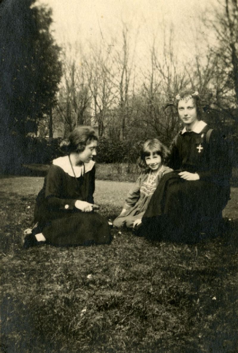 Béatrice Clément au couvent des Oiseaux avec Loulou Lebbe et sa petite