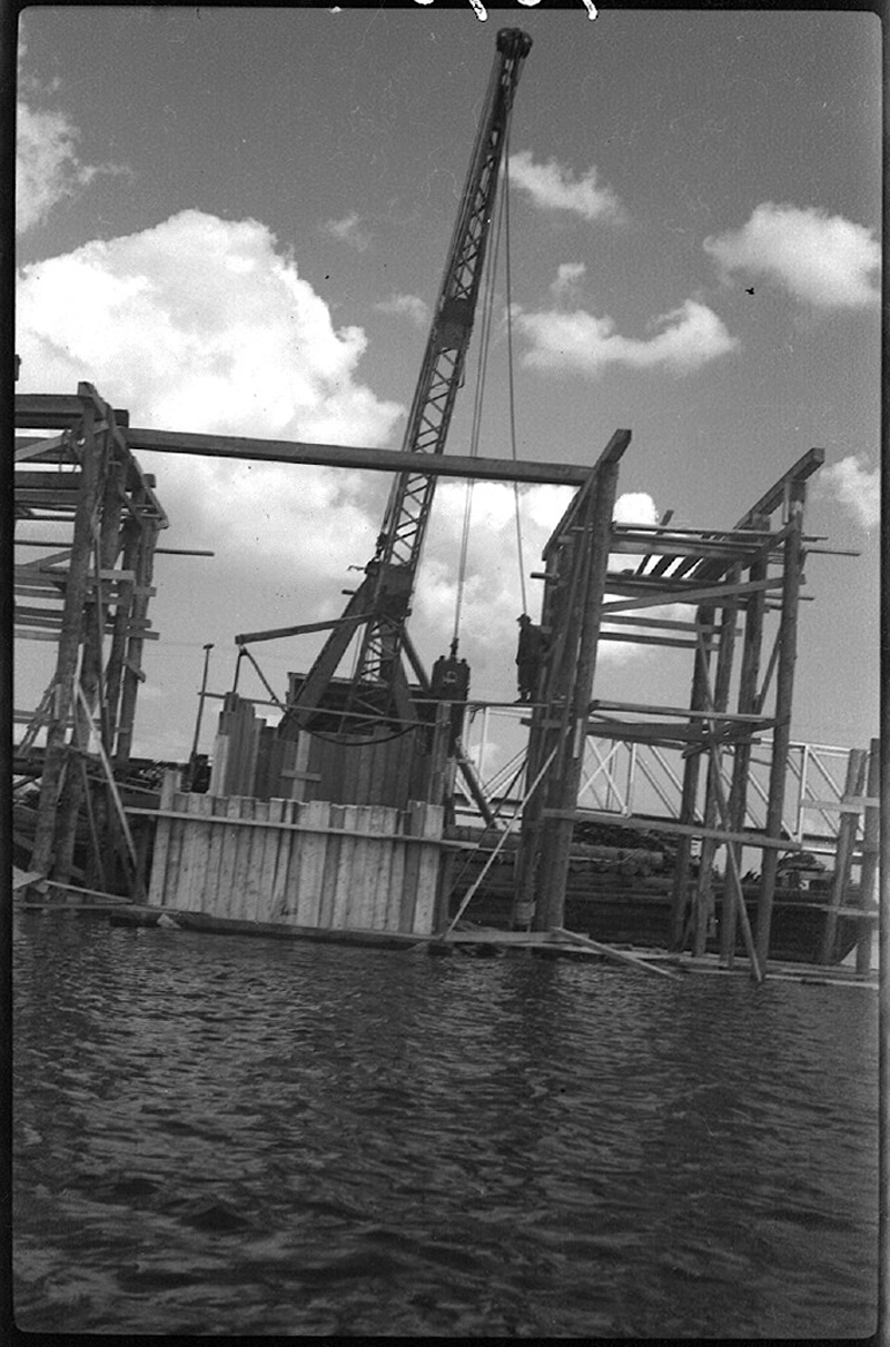 Pilier du pont sur le lac Lemoine à Dubuisson, Vald'Or BAnQ numérique