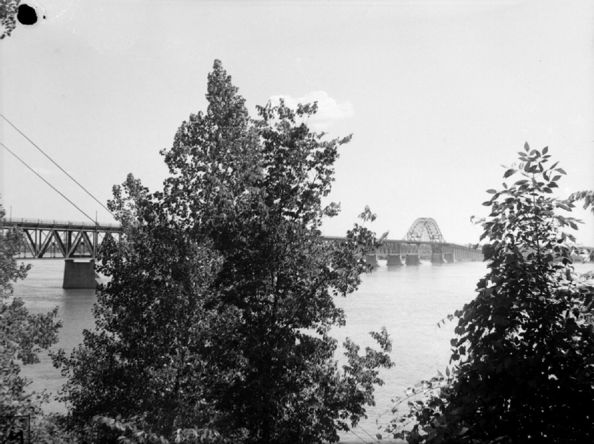 Feature. Bridge Caughnawaga. Mercier