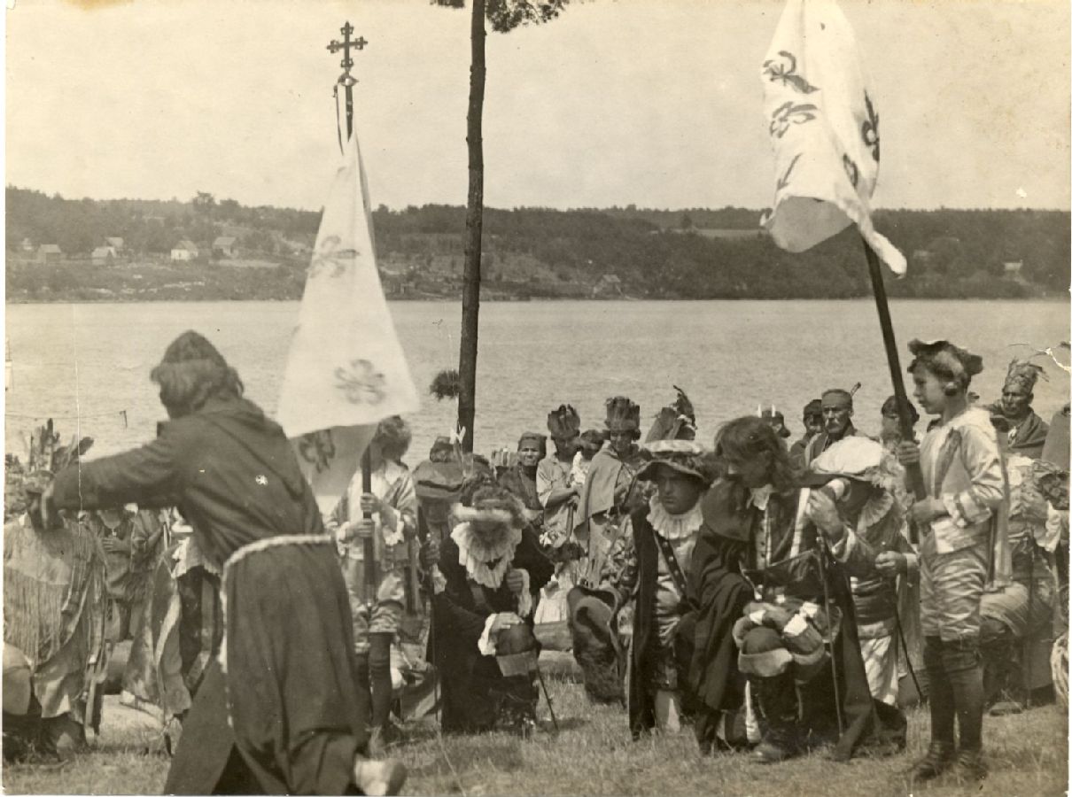 Le Père Joseph Le Caron demande aux amérindiens de s’agenouiller devant Samuel de Champlain pour la prière