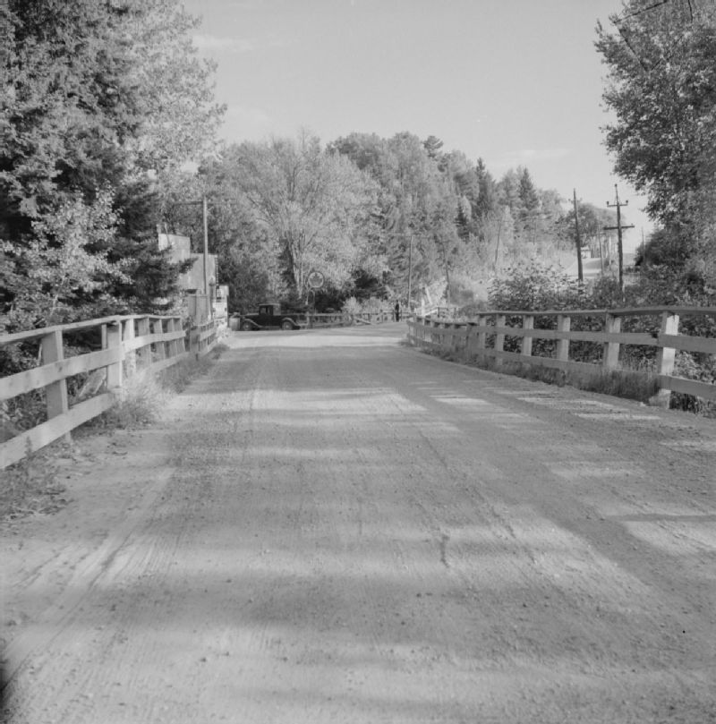 La rivière Kazabazua à l'entrée du village de Kazabazua, sur la route