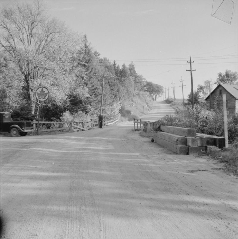 La rivière Kazabazua à l'entrée du village de Kazabazua, sur la route